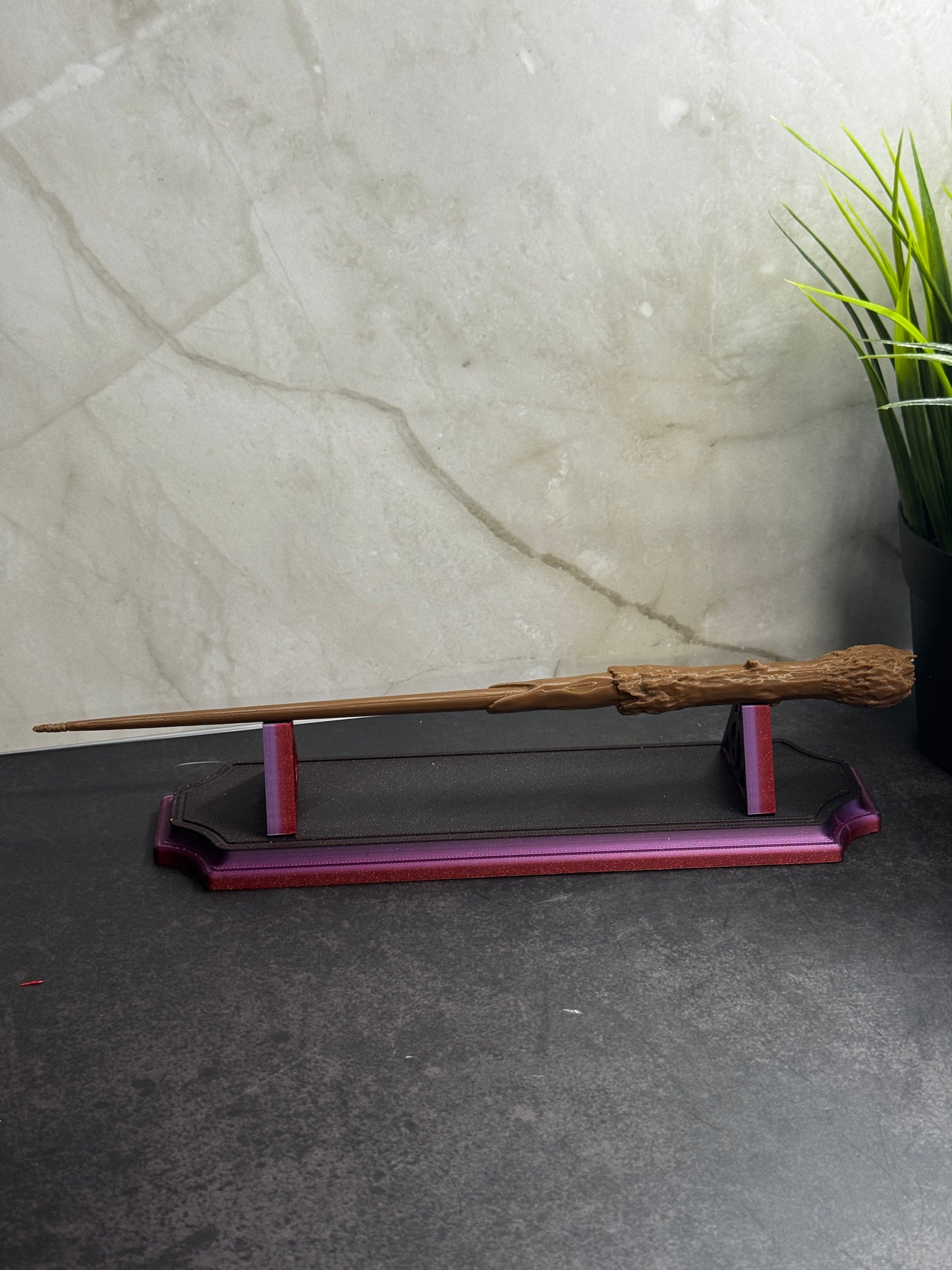 3D Printed Magic Wand with Display Stand – Wood-Style Handle, Fantasy Cosplay Prop, Collector’s Gift